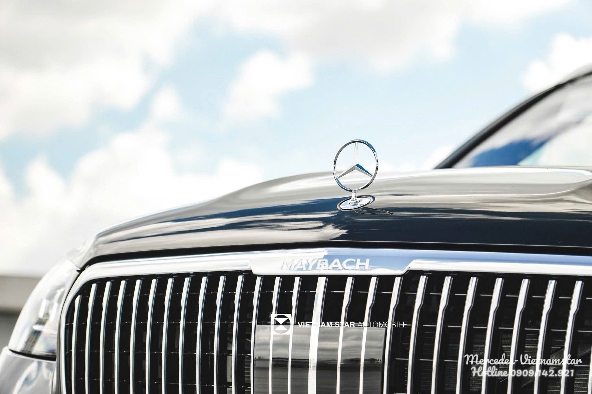 Logo ngôi sao ba cánh đặt nổi trên nắp capo xe Mercedes Maybach GLS480 Facelift sang trọng