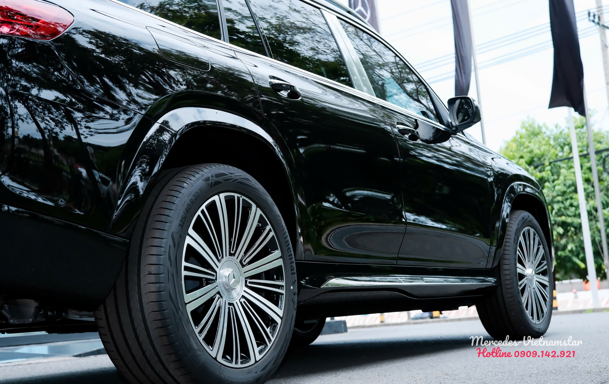 cận cảnh thiết kế mâm xe hợp kim đa chấu trên mercedes gls 480 facelift màu đen
