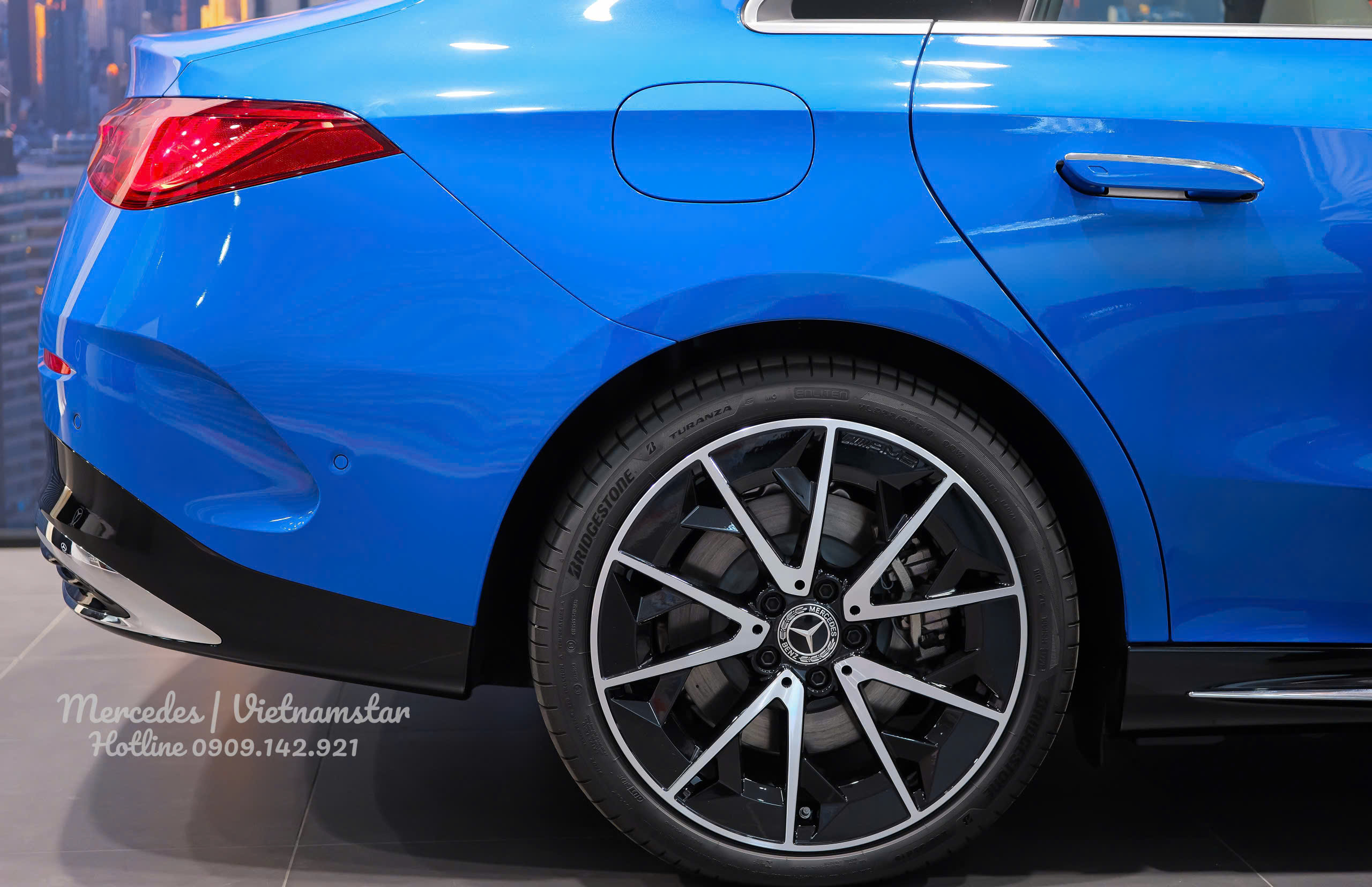 Mâm xe thể thao AMG 19 inch phay bóng trên CLA200 thuần điện