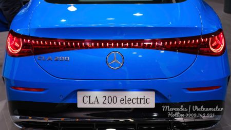 Đuôi xe CLA200 EV nổi bật với dải đèn LED và cản sau AMG