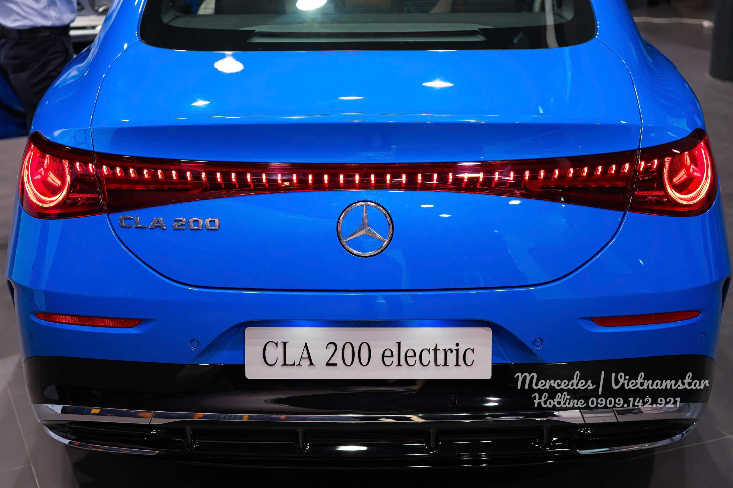 Đuôi xe CLA200 EV nổi bật với dải đèn LED và cản sau AMG