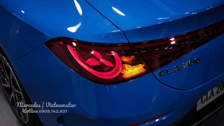 Cụm đèn hậu trên CLA200 được thiết kế mới tinh xảo và sắc nét với tạo hình Mercedes-Benz