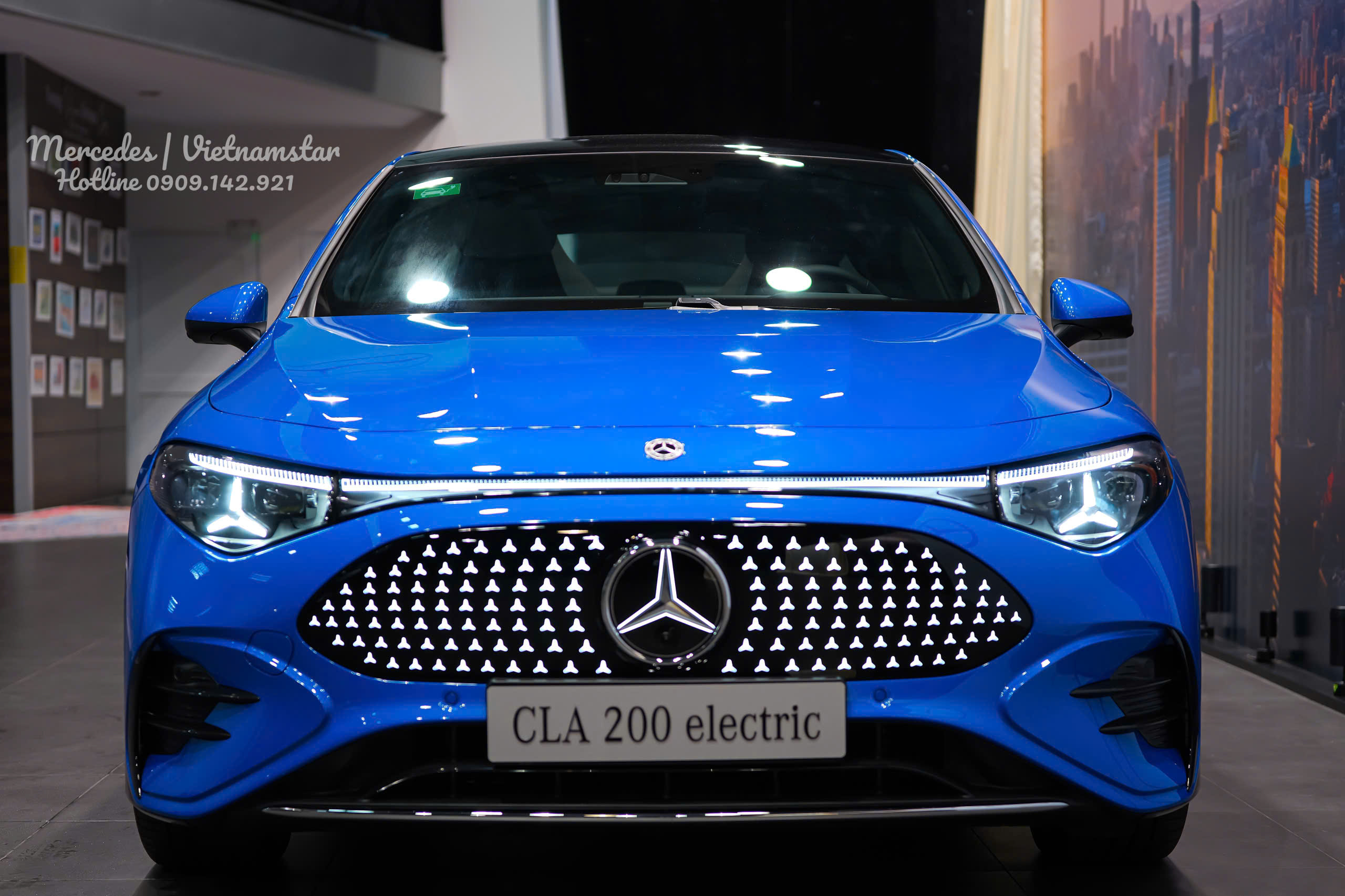 Logo ngôi sao ba cánh phát sáng chính giữa mặt tản nhiệt CLA200 thuần điện