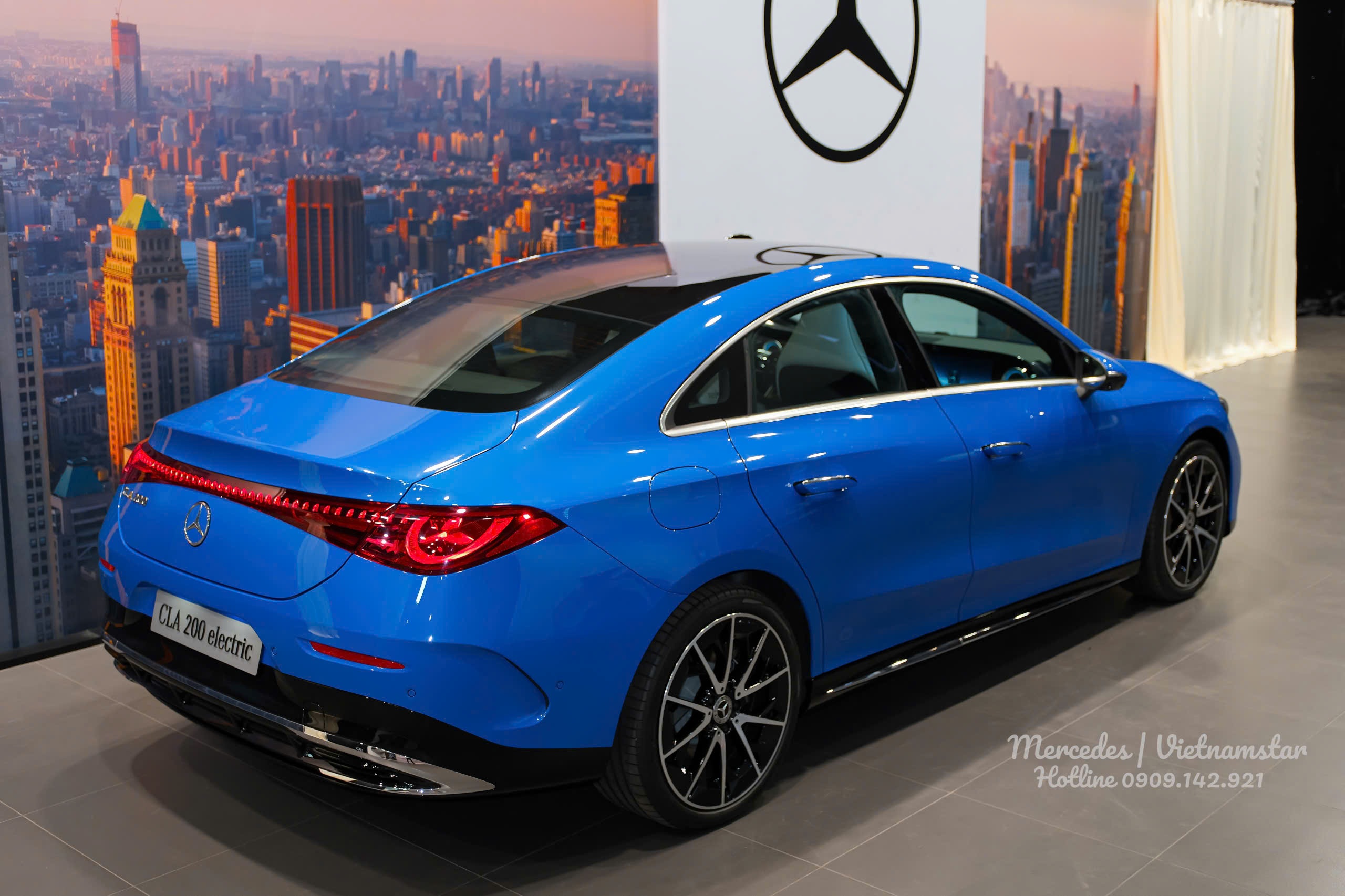 Thiết kế tổng thể sedan coupe hiện đại của Mercedes CLA200 EV