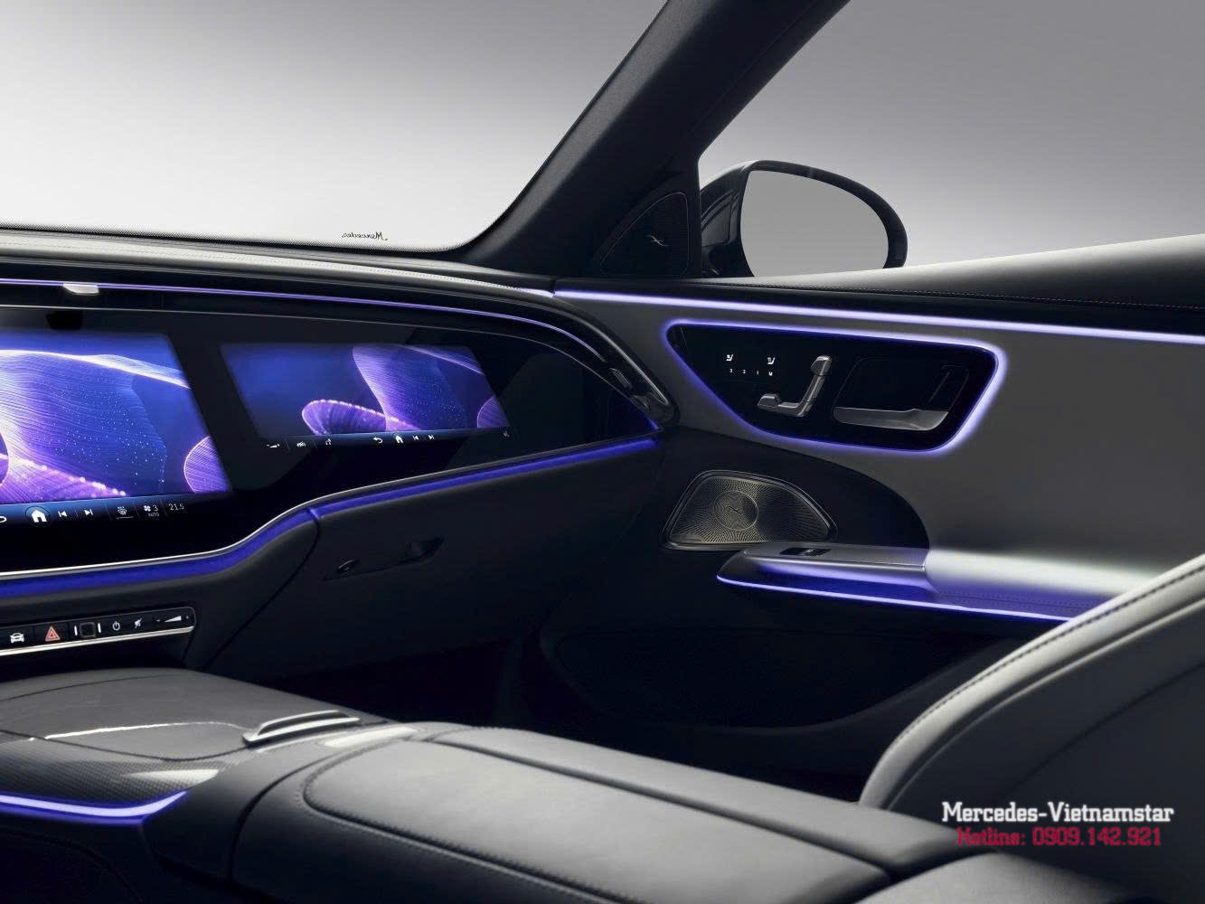 Màn hình giải trí dành riêng cho hành khách phía trước của Mercedes E350 Phev