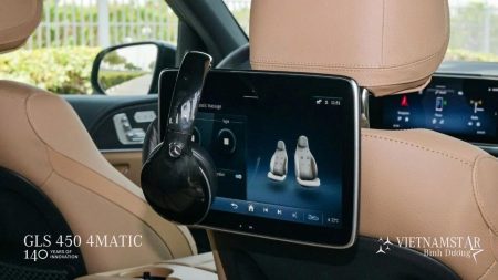 GLS450 Edition 140 được trang bị 2 màn hình giải trí cho khoang hành khách thứ 2