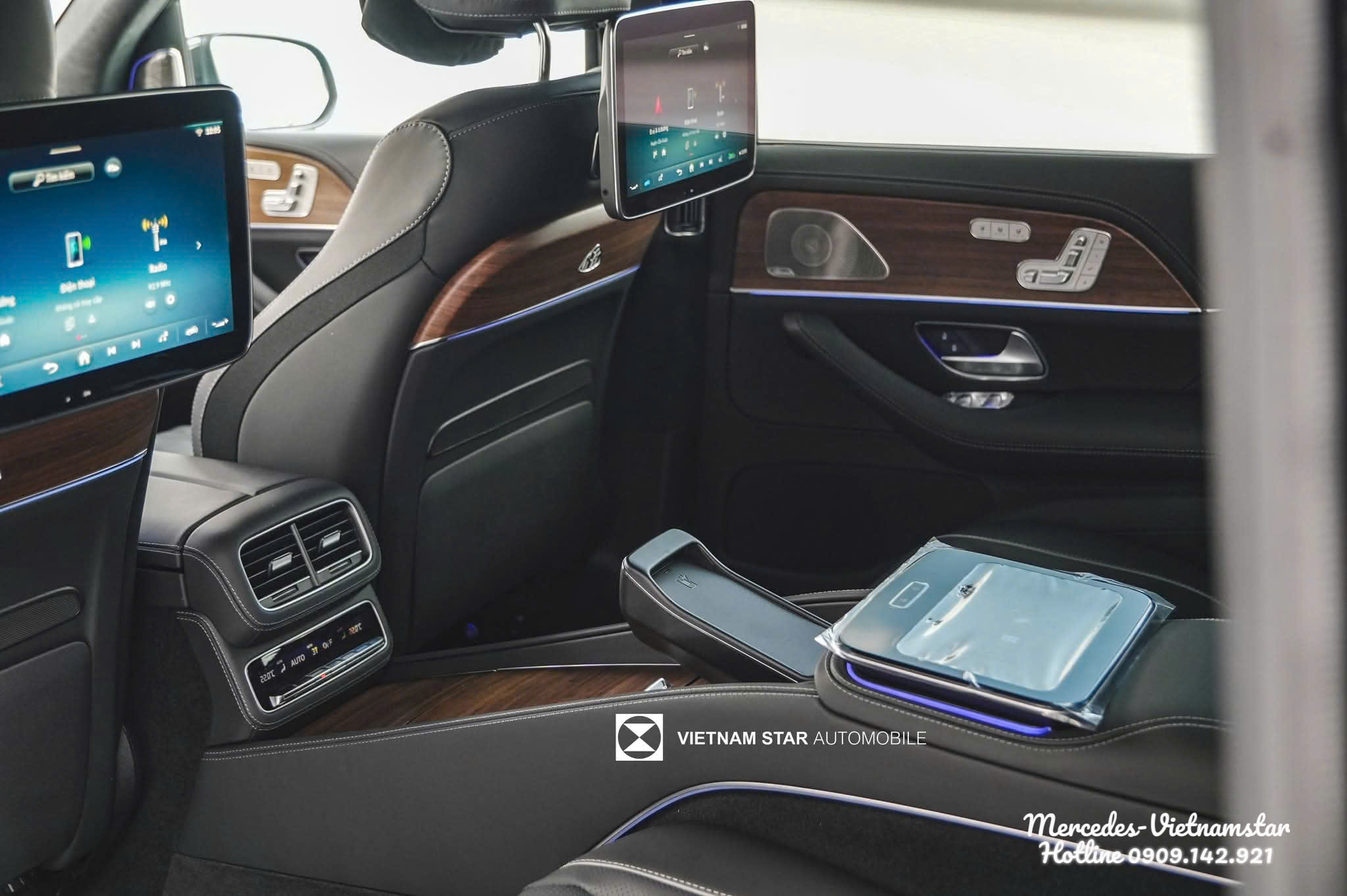 Màn hình đôi trên Maybach GLS480 Facelift