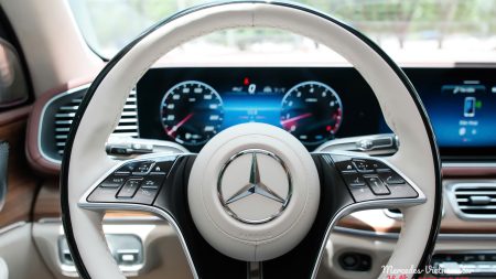 Vô lăng bọc da - ốp gỗ cao cấp trên Maybach GLS480