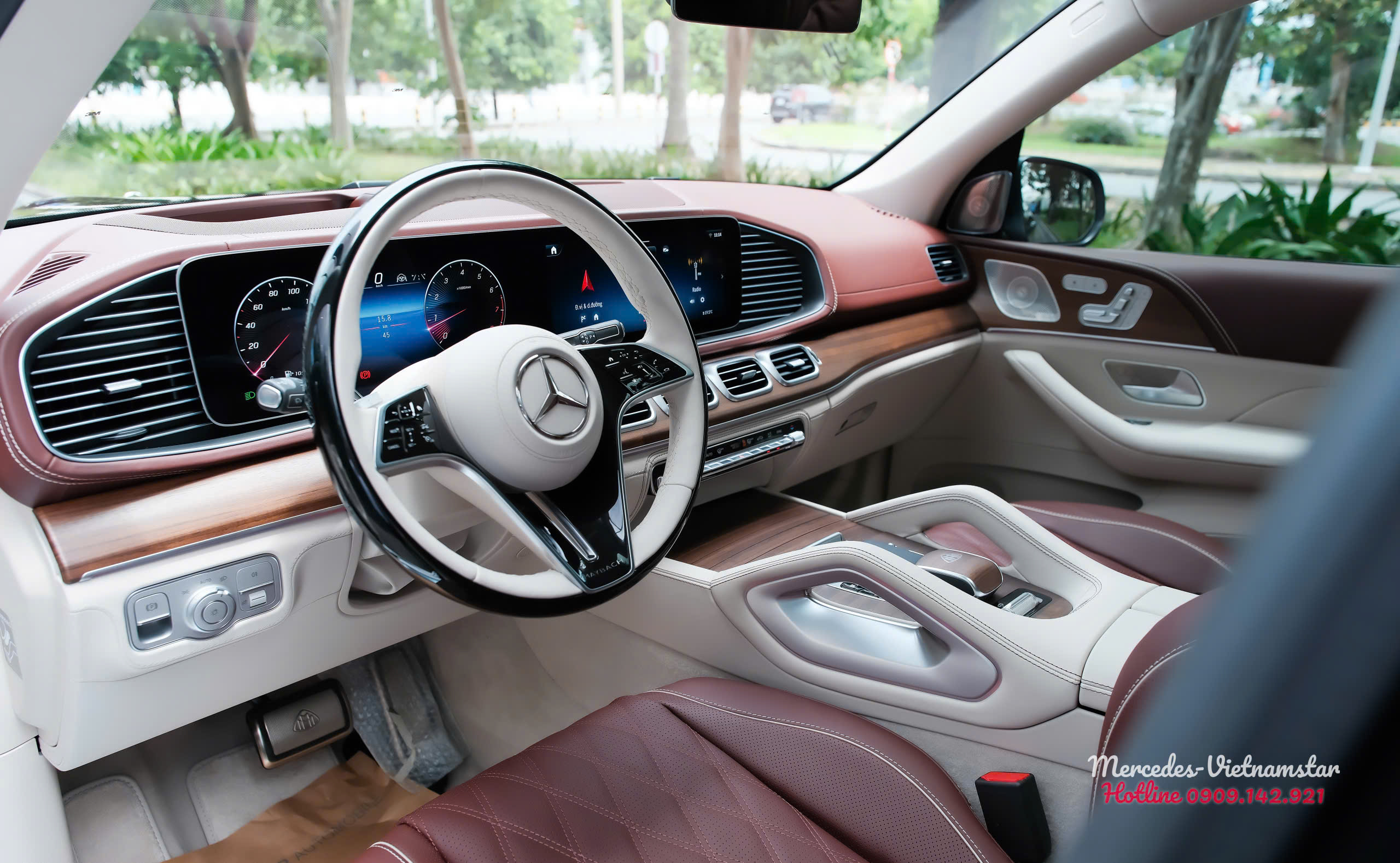 Khoang lái trên Maybach GLS480 Facelift với 2 tone màu Nâu phối với màu Kem Sang trọng