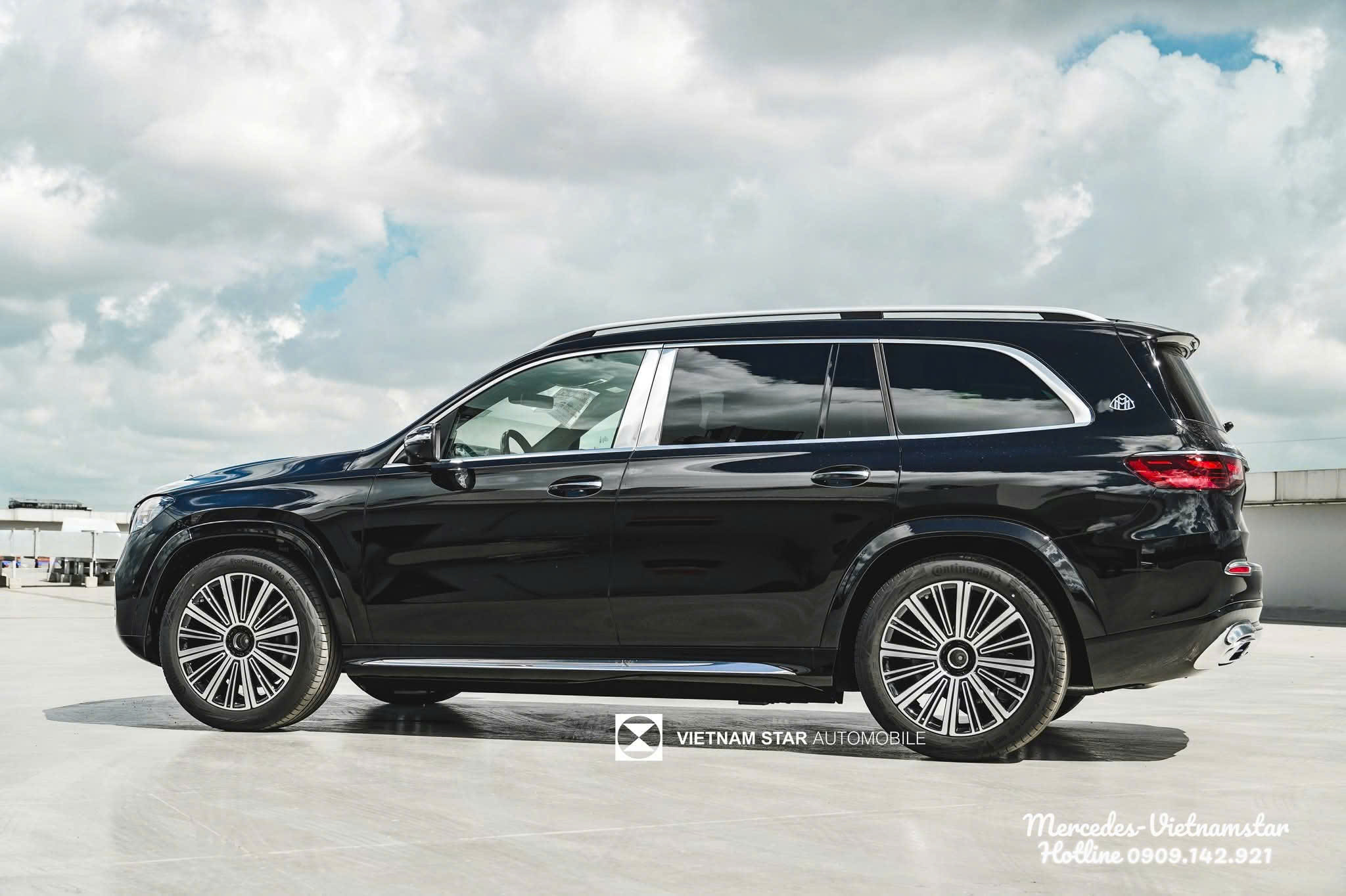 "Góc nhìn ngang thân xe Maybach GLS480 Facelift màu đen quyền lực với vóc dáng SUV bệ vệ và hầm hố"