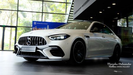 Góc nhìn ngang thân xe Mercedes-AMG C63S màu Trắng cực kỳ bề thế