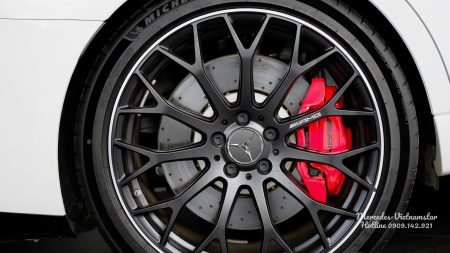 Kẹp phanh AMG màu đỏ nổi bật tạo điểm nhấn cho dàn chân xe C63S