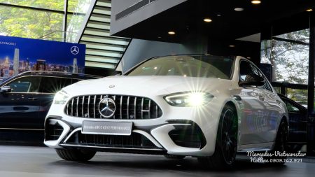 Hình ảnh tổng thể xe Mercedes-AMG C63S màu Trắng sang trọng tại Việt Nam