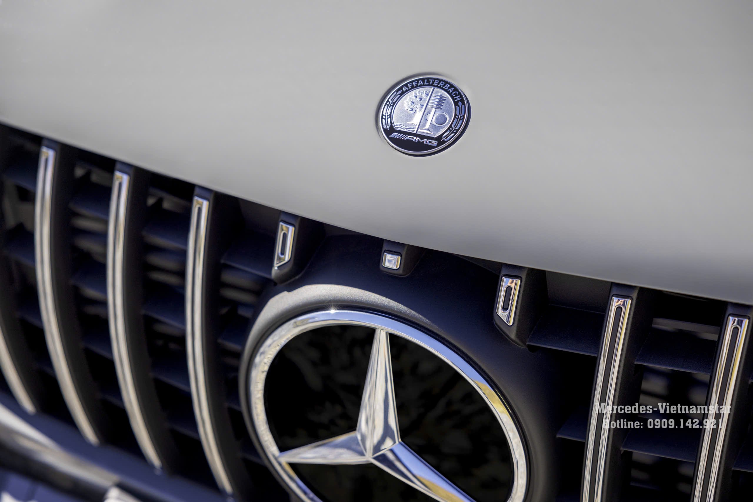 Logo ngôi sao ba cánh và huy hiệu AMG bản GLE 53 Facelift