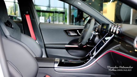 Khoang lái kỹ thuật số hiện đại bên trong nội thất Mercedes-AMG C63S độc bản