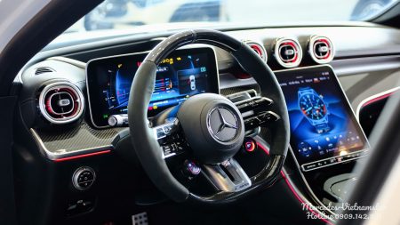 Không gian khoang lái nội thất Mercedes-AMG C63S đậm chất xe đua F1