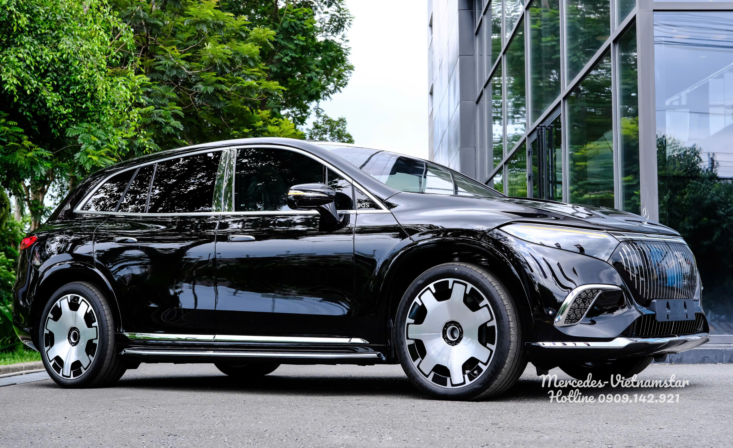 Đường gân dập nổi khí động học dọc thân xe thuần điện Maybach EQS680