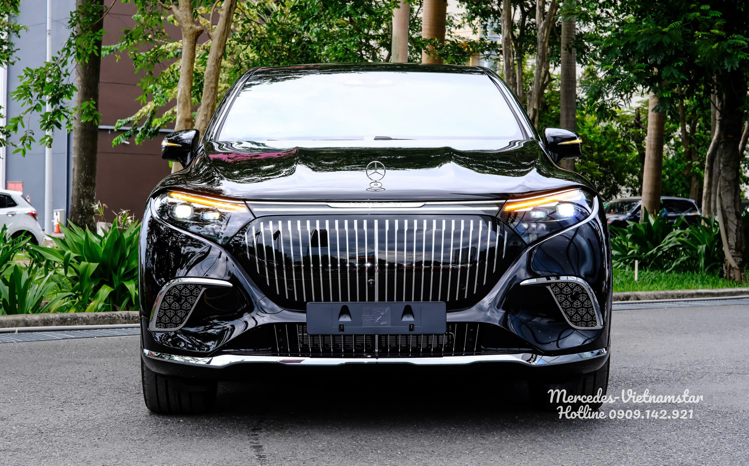 Cận cảnh lưới tản nhiệt Black Panel mạ chrome dọc sang trọng trên Maybach EQS680
