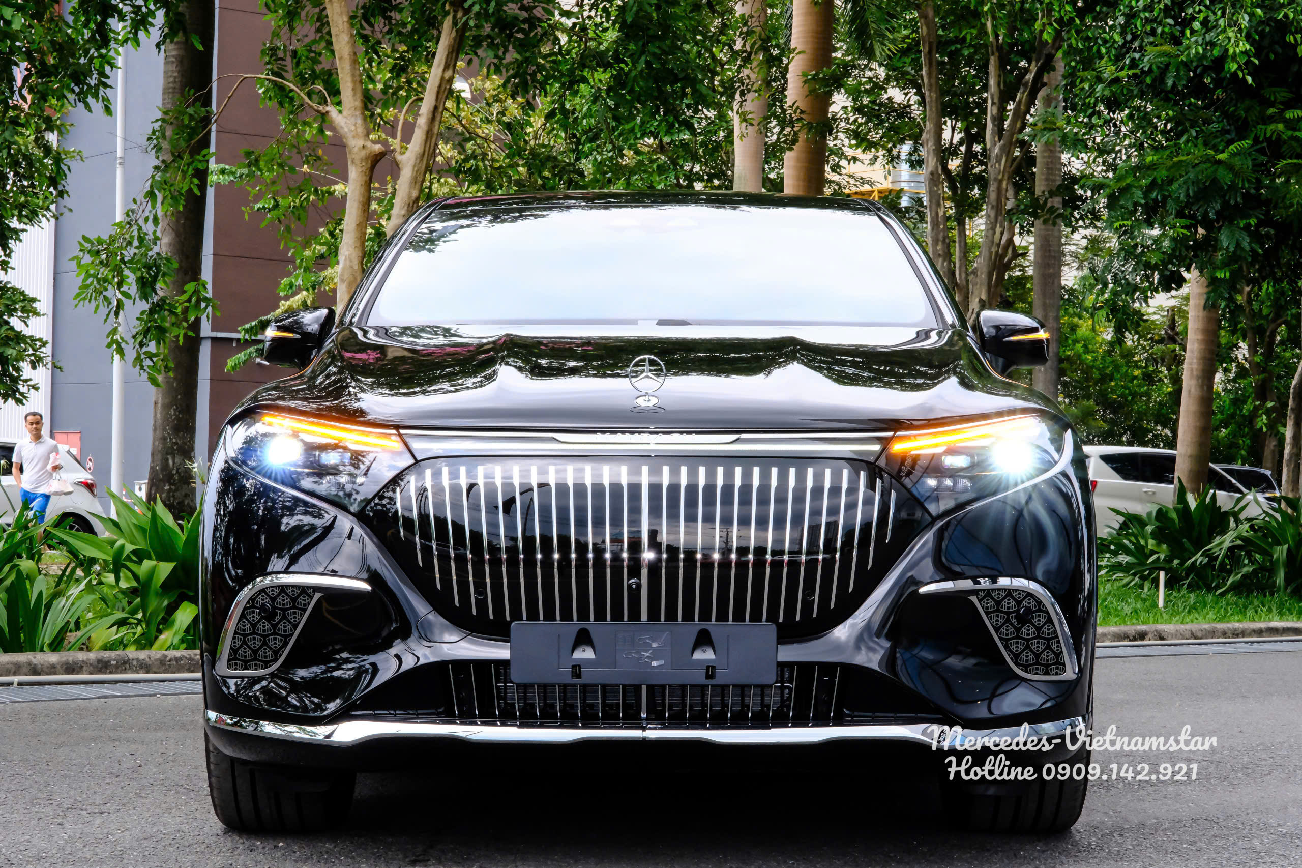 Góc nhìn trực diện đầu xe điện Maybach EQS680 uy nghiêm và bề thế