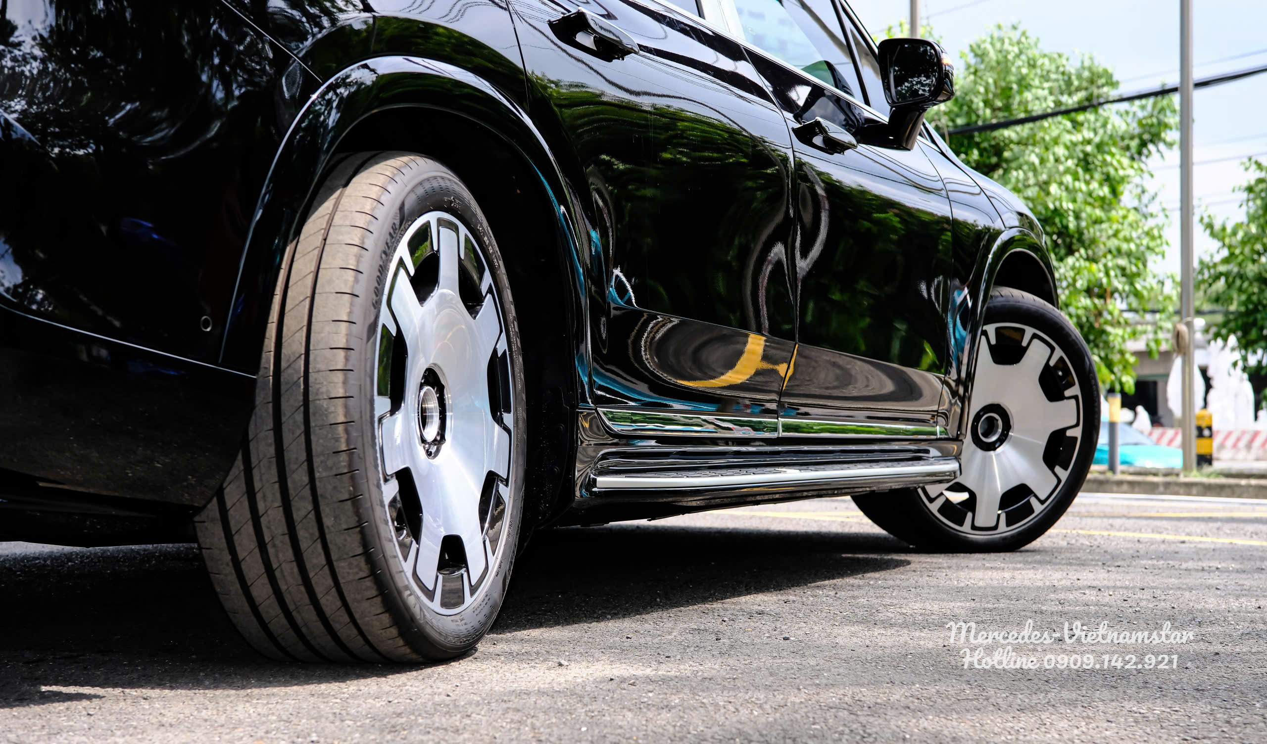 Hệ thống đánh lái bánh sau 10 độ giúp giảm bán kính vòng quay trên Mercedes-Maybach EQS680