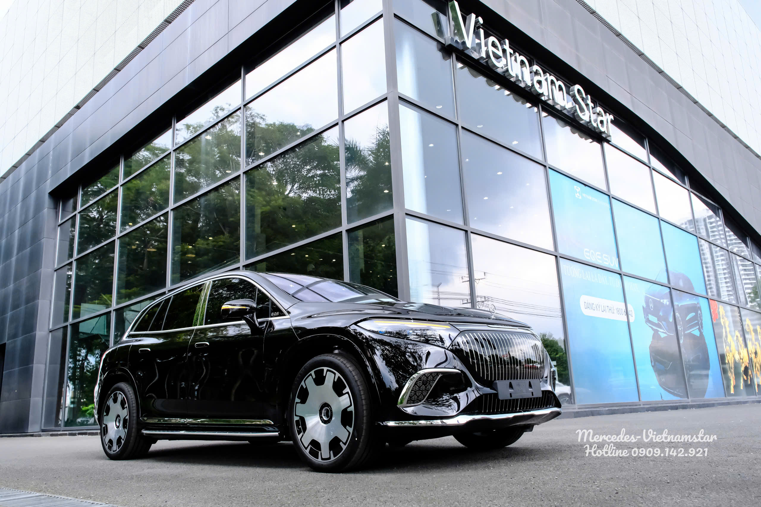 Ngoại thất Maybach EQS680 màu Đen tại showroom