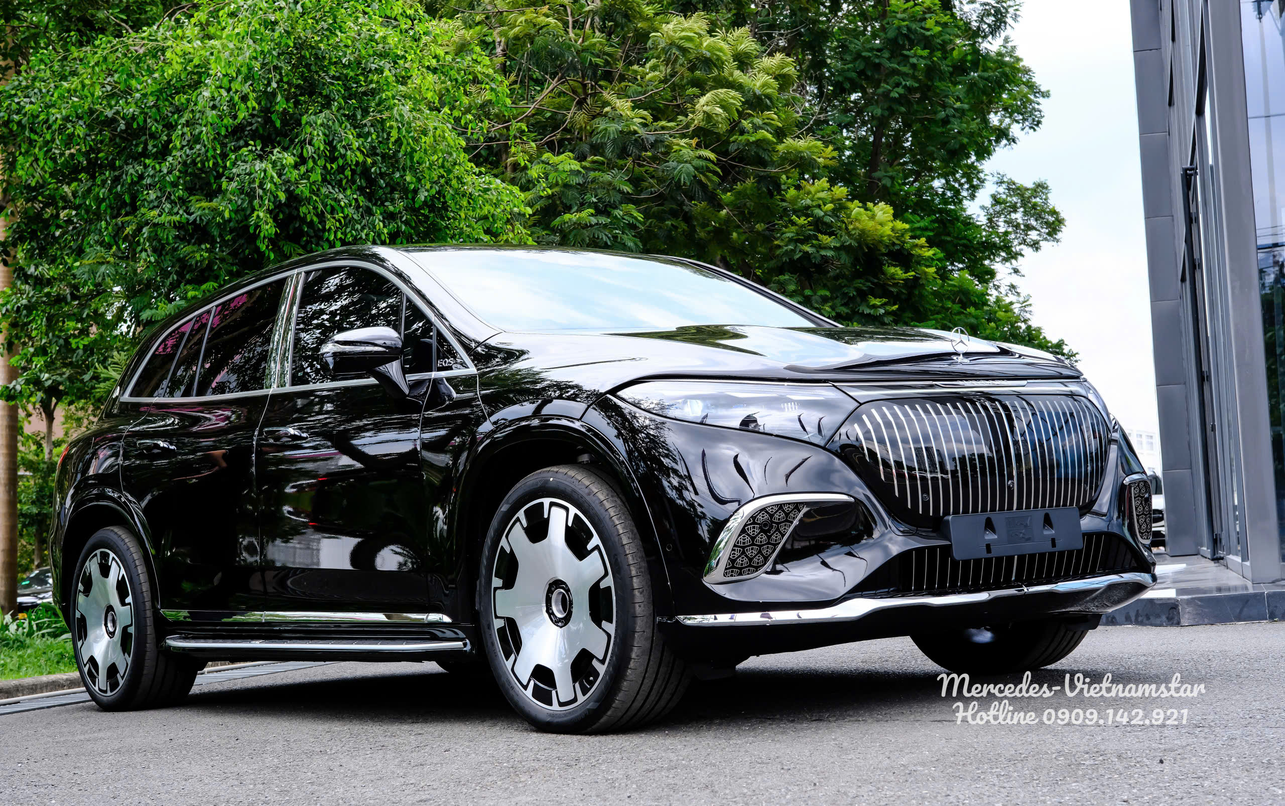 Góc chụp ba phần tư đầu xe Mercedes-Maybach EQS680 làm nổi bật lưới tản nhiệt Black Panel và logo đứng