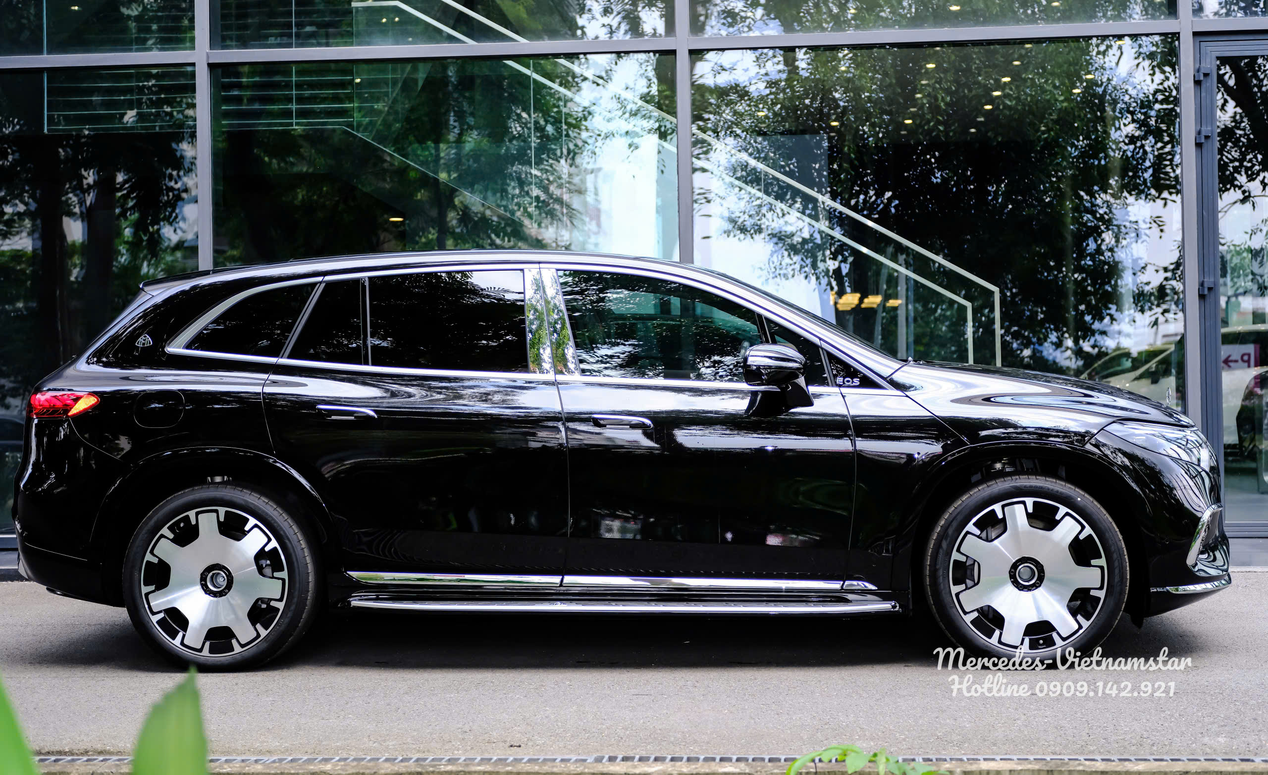Góc nhìn ngang thân xe SUV siêu sang Mercedes-Maybach EQS680 màu đen Obsidian