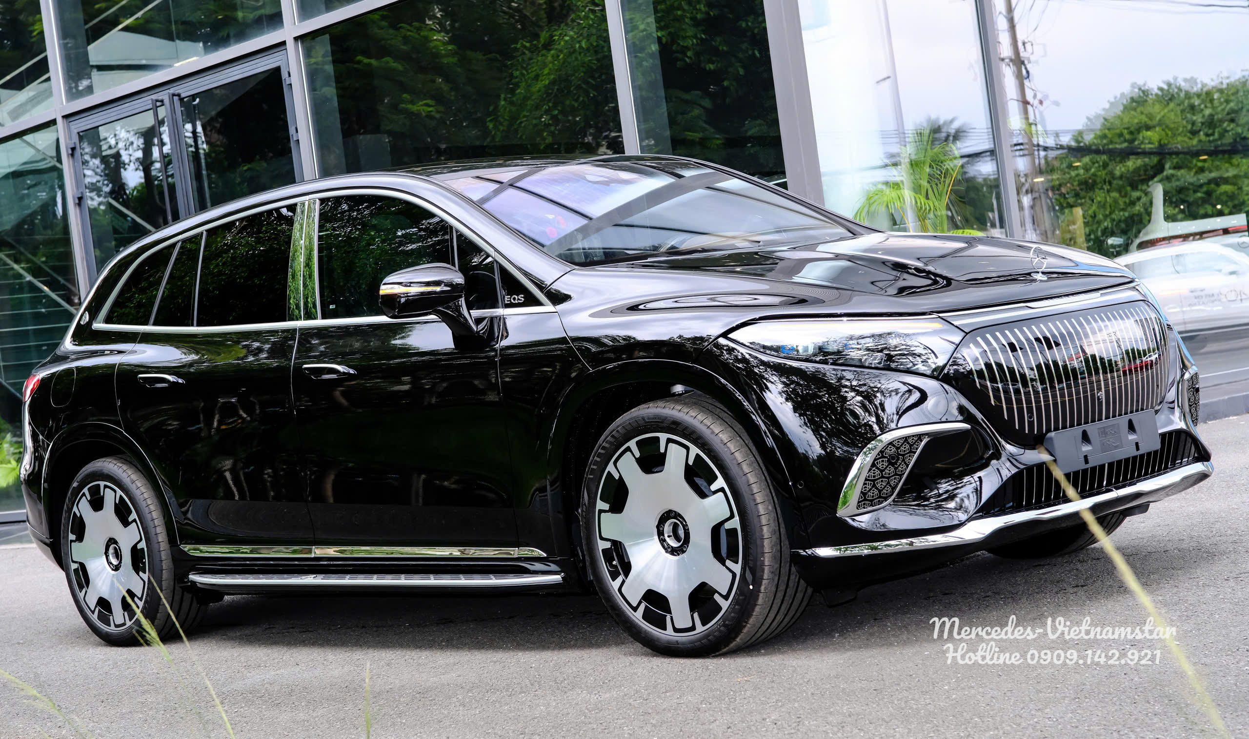 Đường gân dập nổi khí động học dọc thân xe thuần điện Maybach EQS680