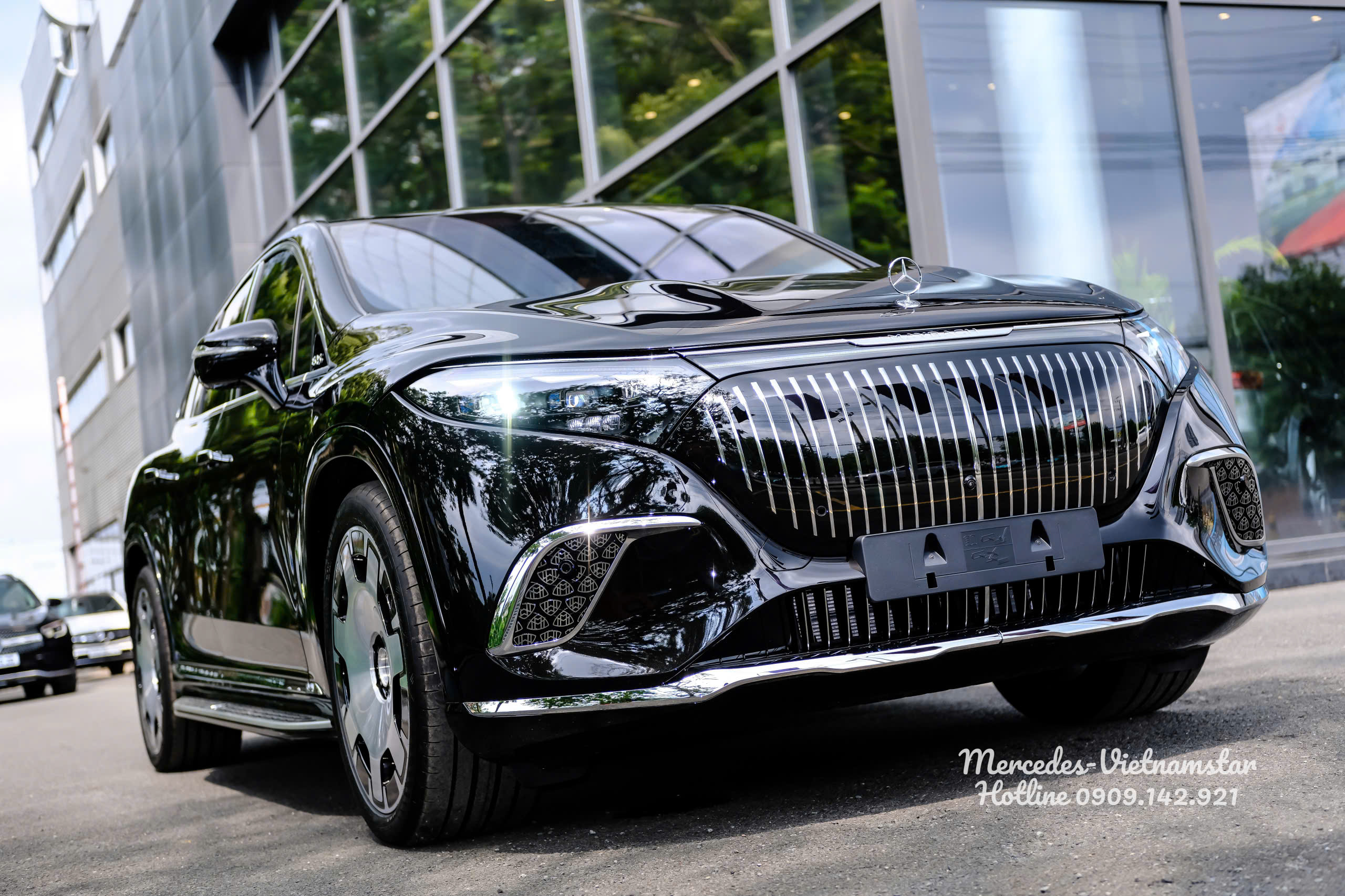 Ngoại thất Maybach EQS680 màu Đen tại showroom