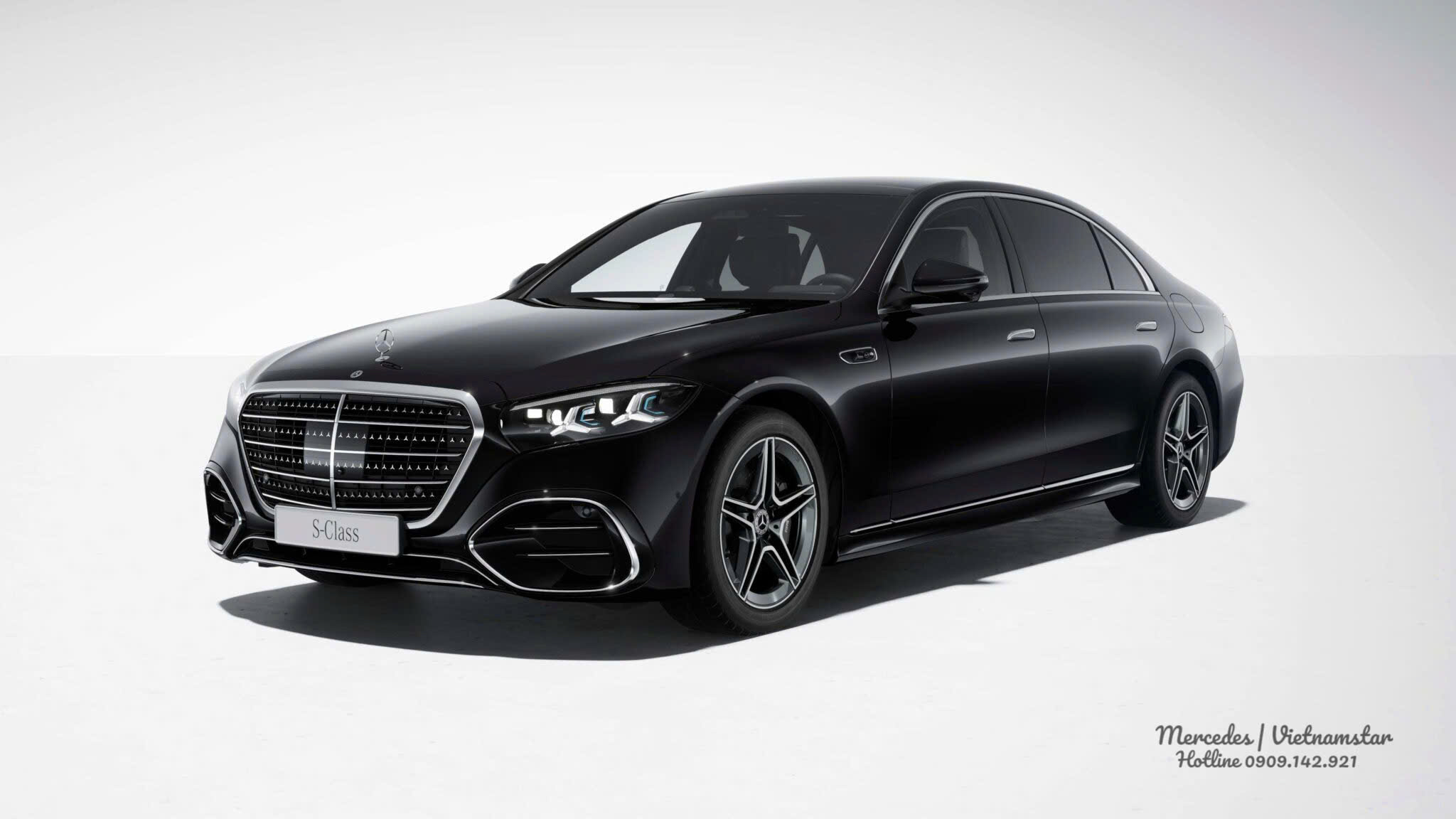 Đầu xe uy nghi và bề thế trên phiên bản Mercedes S 580 e 4MATIC.