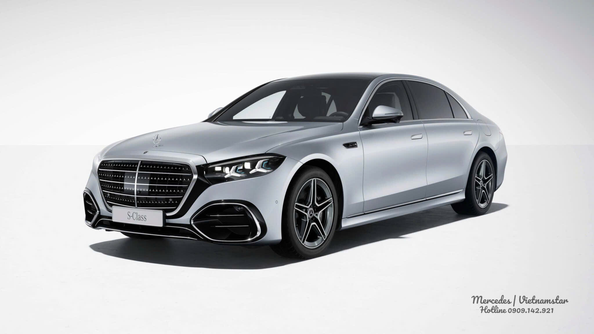 Đầu xe uy nghi và bề thế trên phiên bản Mercedes S 580 e 4MATIC.